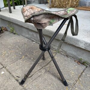 Foldable Camouflage Three-Leg Stool with Carry Strap